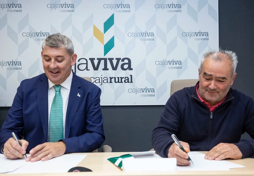Firma del convenio entre Jesús María Hontoria, presidente de Cajaviva Caja Rural, y José Antonio del Olmo, presidente de la la Fundación Fernán Armentález. 